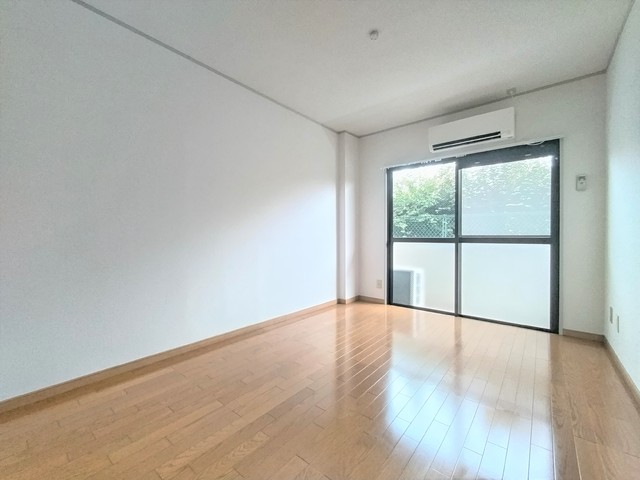 居室・リビング　★南東向きの６帖の洋室★