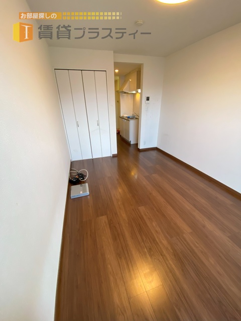 居室・リビング　前面開けていて明るいお部屋です