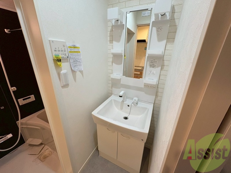 洗面設備　独立洗面台が付いてるので日々の身支度に便利ですね。