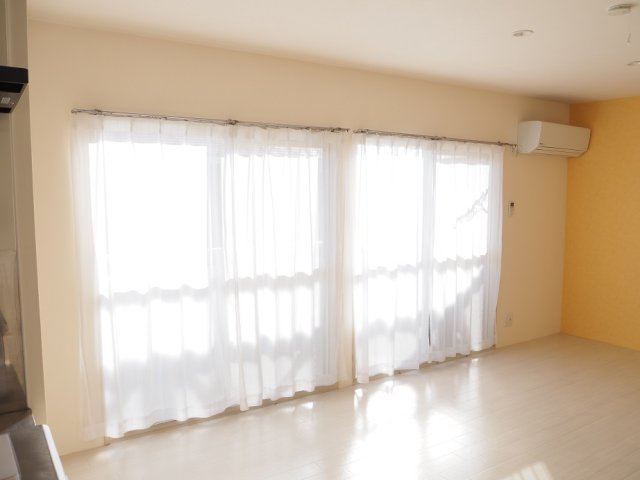 居室・リビング　同建物・別号室の写真です。