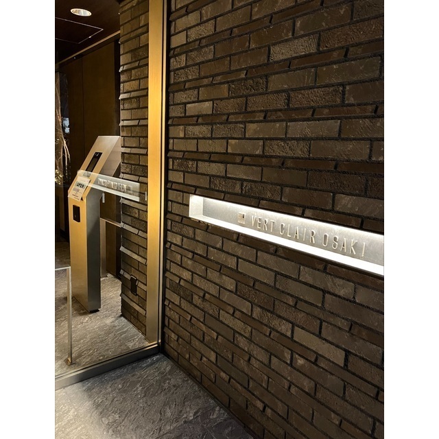 エントランス　館銘板（２０２３．２撮影）