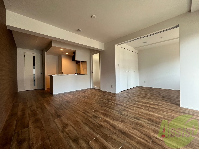 居室・リビング　木目のフローリングは落ち着きのある印象のお部屋になりますね。