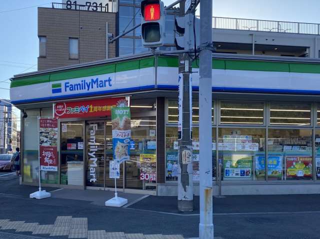 コンビニ　ファミリーマート（コンビニ）まで1364m