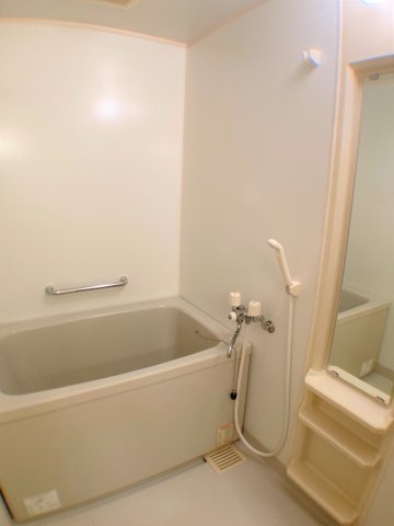 バス・シャワールーム　別部屋同一間取りのお写真となります。