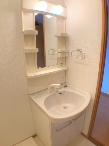 洗面設備　別部屋同一間取りのお写真となります。