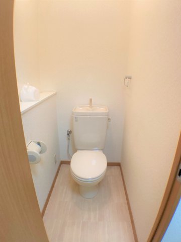 トイレ　別部屋同一間取りのお写真となります。