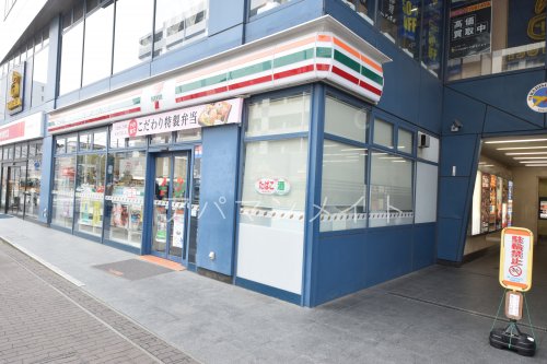 コンビニ　セブンイレブン横浜東戸塚駅東口店（コンビニ）まで59m