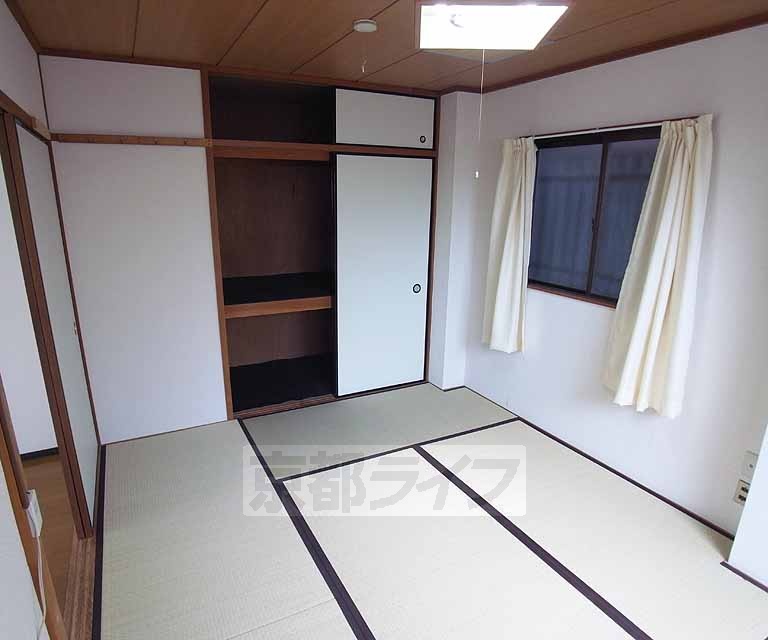 居室・リビング　採光もあって明るいお部屋ですね