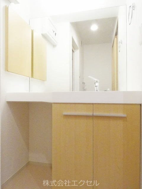 洗面設備　朝の忙しい時に便利な洗面台です。