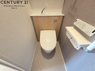 トイレ　温水洗浄便座付きのトイレです♪