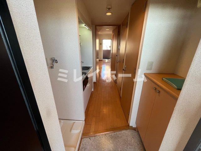 玄関　同建物内、別のお部屋の参考写真になります。
