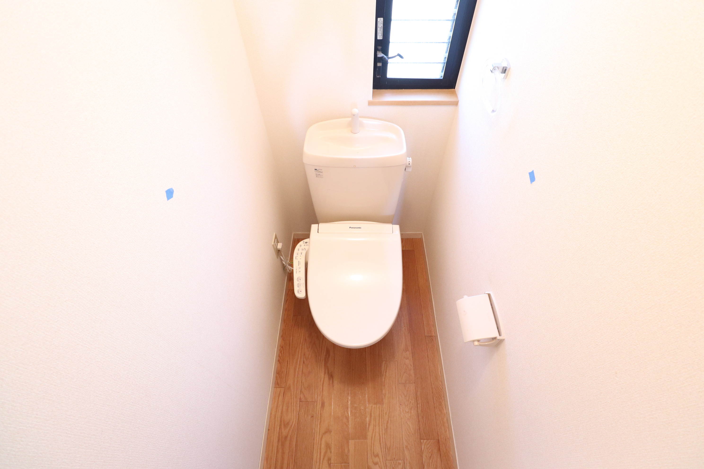 トイレ　トイレにも小窓♪