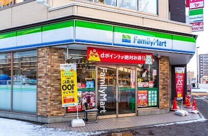 コンビニ　ファミリーマート札幌北24条駅前店（コンビニ）まで112m