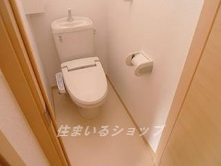 トイレ　シャワートイレ・収納棚あり