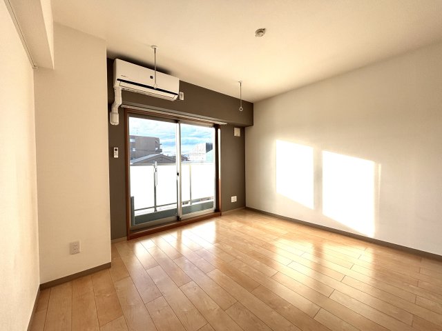 居室・リビング　写真は同建物の別部屋を参考に掲載しております。