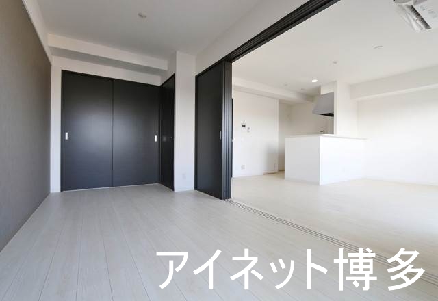 居室・リビング　広々としたリビングとカウンターキッチンは魅力的ですね。