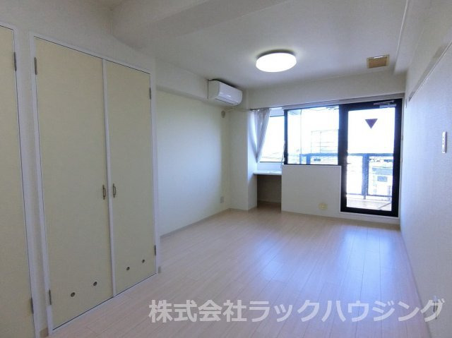 居室・リビング　反転タイプ 同仕様写真となります。