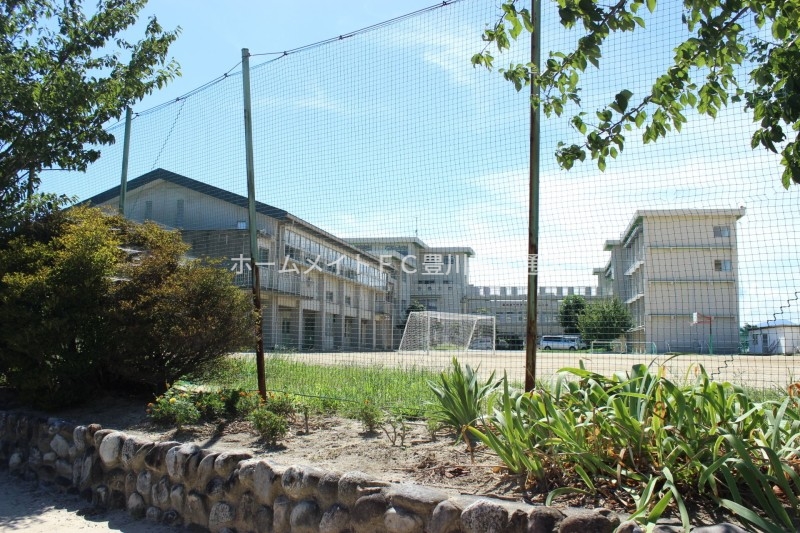 中学校　豊川市立金屋中学校（中学校）まで971m
