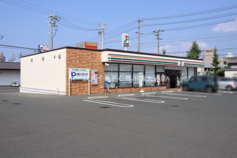 コンビニ　セブンイレブン豊川千歳３丁目店（コンビニ）まで698m