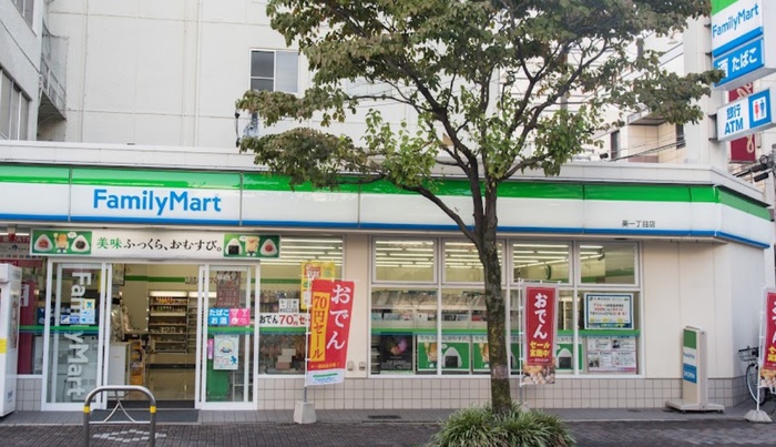 コンビニ　ファミリーマート（コンビニ）まで200m