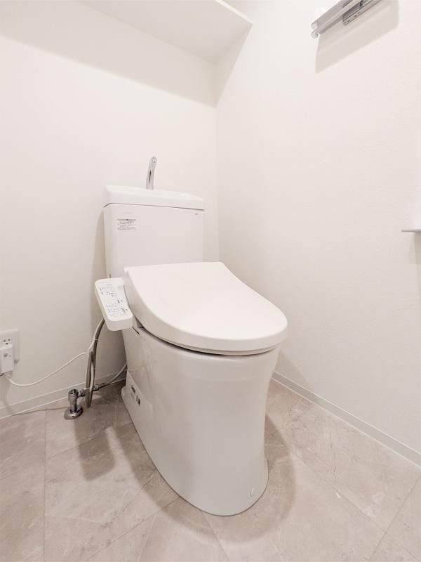 トイレ　落ち着いた色調のトイレです
