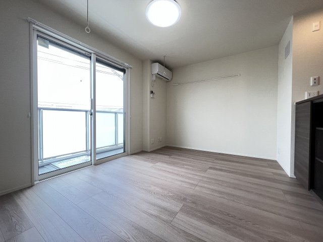 居室・リビング　同物件別部屋