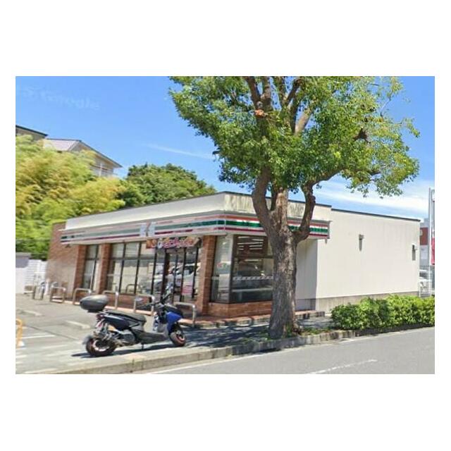 コンビニ　セブンイレブン横浜港南台３丁目店（コンビニ）まで371m