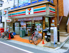 コンビニ　セブンイレブン 世田谷東松原駅前店（コンビニ）まで613m