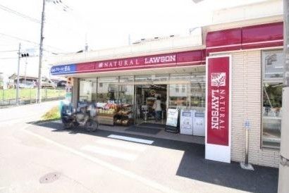 コンビニ　ナチュラルローソン世田谷弦巻三丁目店（コンビニ）まで680m