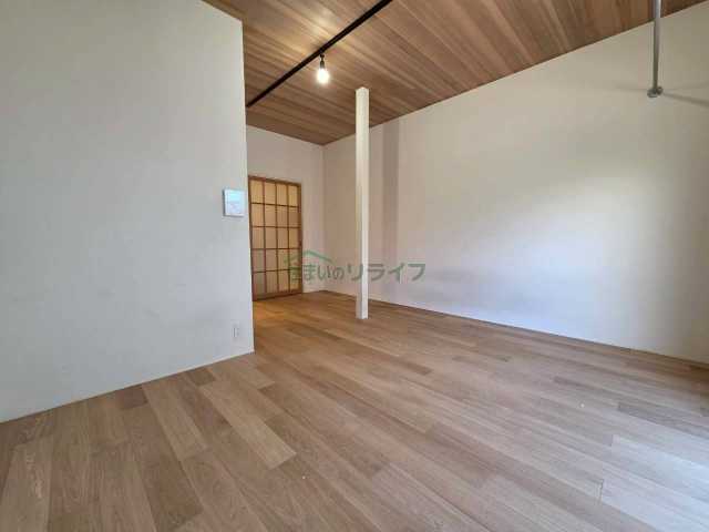 居室・リビング　※参考写真です。似た間取りの別部屋になります。