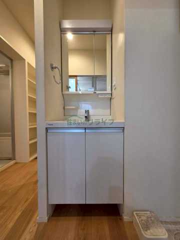 洗面設備　※参考写真です。似た間取りの別部屋になります。
