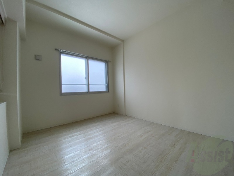 その他部屋・スペース　寝室はこちらです。光が差し込む、温かみのあるお部屋です。