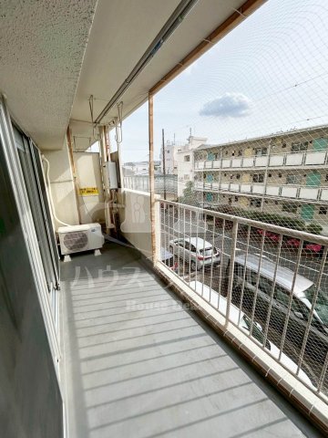 バルコニー　開放的で明るい空間を演出してくれるバルコニーです