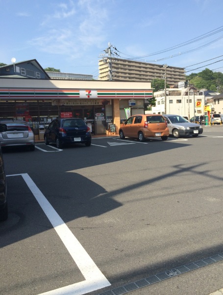 コンビニ　セブンイレブン横浜永田東3丁目店（コンビニ）まで574m