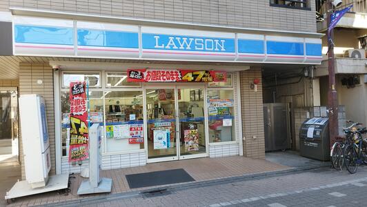 コンビニ　ローソン幡ヶ谷二丁目店（コンビニ）まで84m