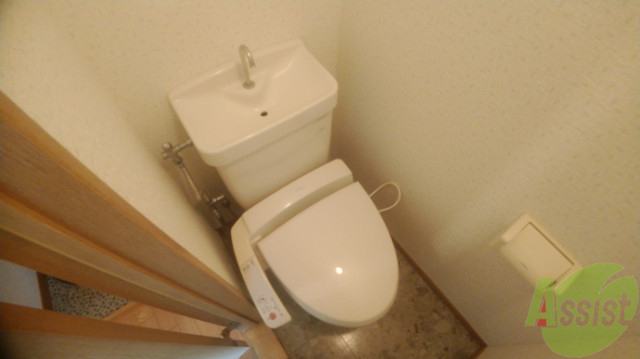トイレ　トイレはウォシュレット機能もついて快適な空間ですね。