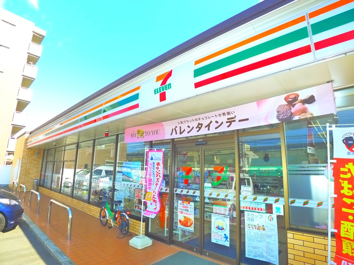 コンビニ　セブンイレブン（コンビニ）まで320m