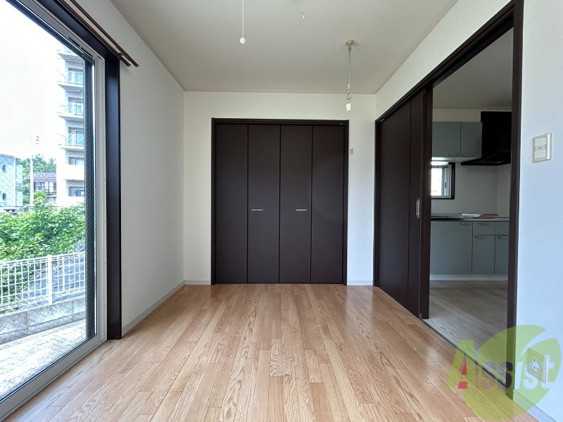 収納　５．８帖のお部屋には大きなクローゼットがあります。