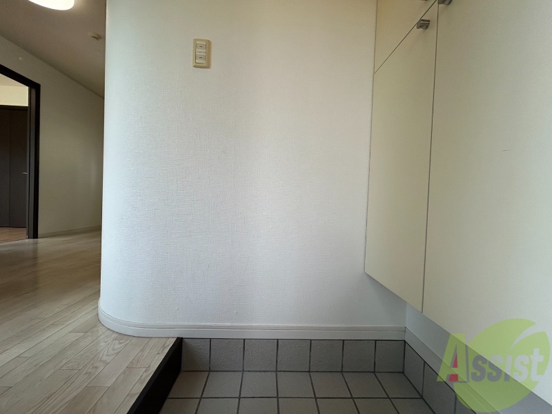 玄関　玄関とお部屋の間に扉が無いので開放感があります。