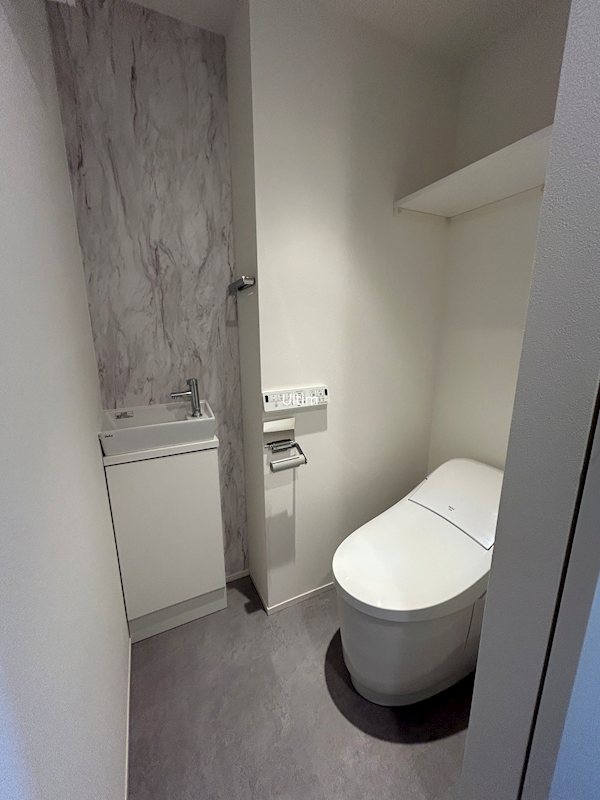 トイレ　別のお部屋の写真ですが参考までに