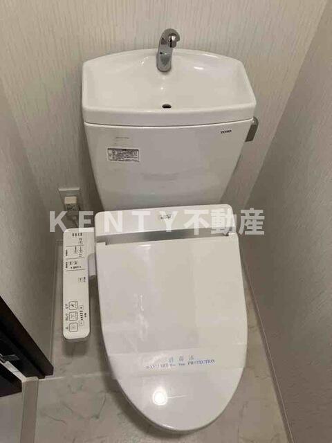 トイレ　落ち着いた色調のトイレです