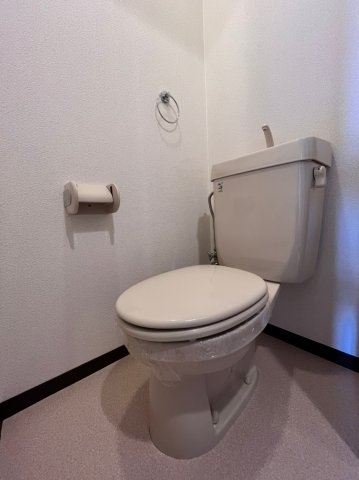 トイレ　別号室画像。ご参考下さい