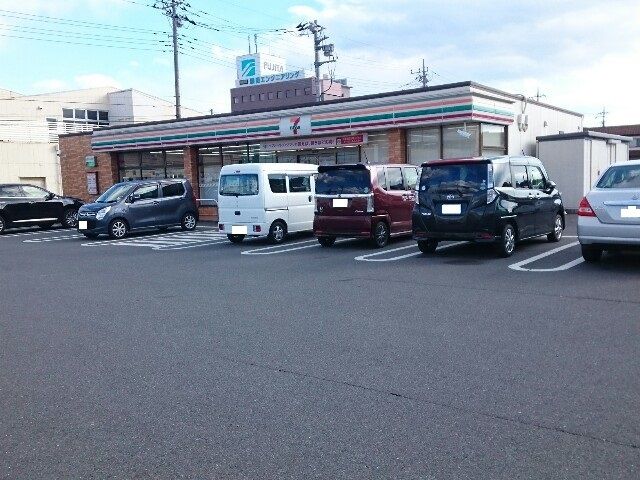 コンビニ　セブンイレブン飯塚町店（コンビニ）まで300m