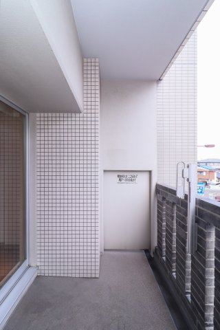 バルコニー　別号室のものです。現状優先になります。