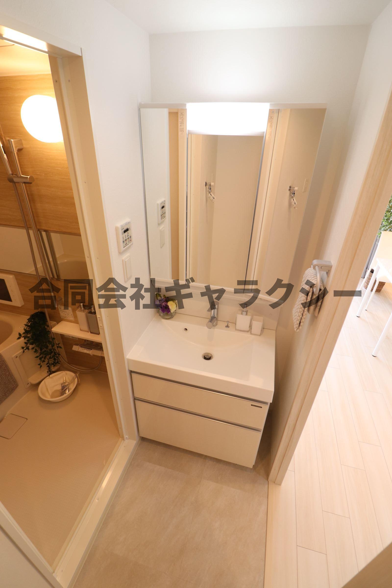 洗面設備　三面鏡のシャンプードレッサー