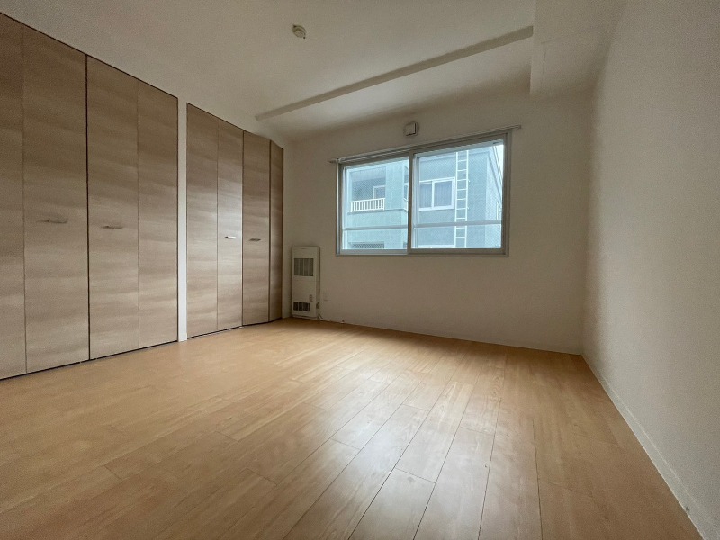 その他部屋・スペース　寝室はこちらです。光が差し込む、温かみのあるお部屋です。