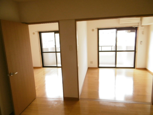 その他　正面右側のお部屋が５帖、左側が６帖の洋室です