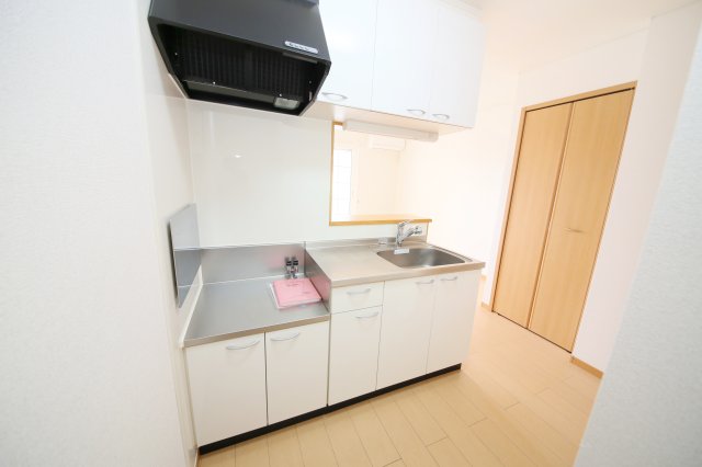 キッチン　別部屋反転間取の写真となります。