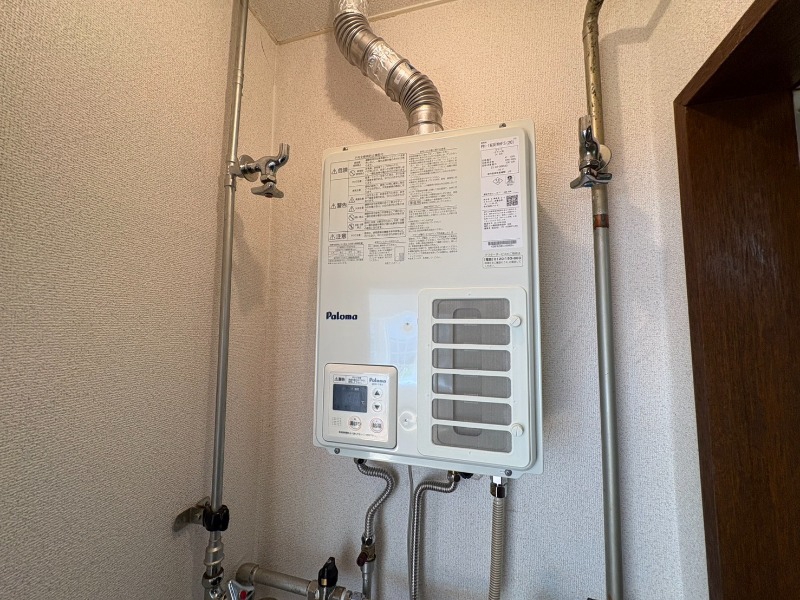 その他設備　こちらの給湯器でお湯をあたためてくれますよ