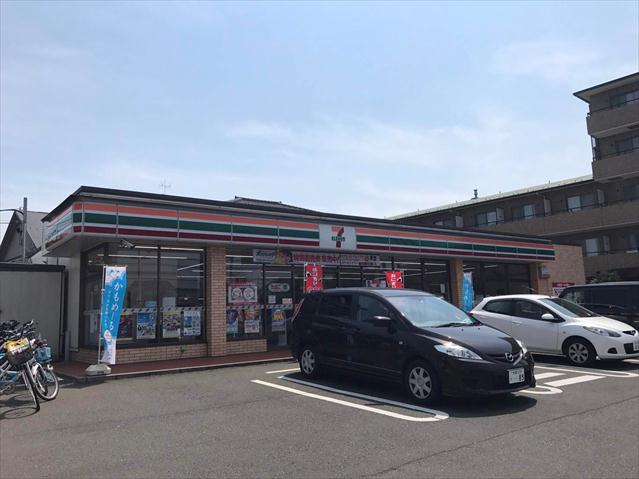 コンビニ　セブンイレブン（コンビニ）まで826m